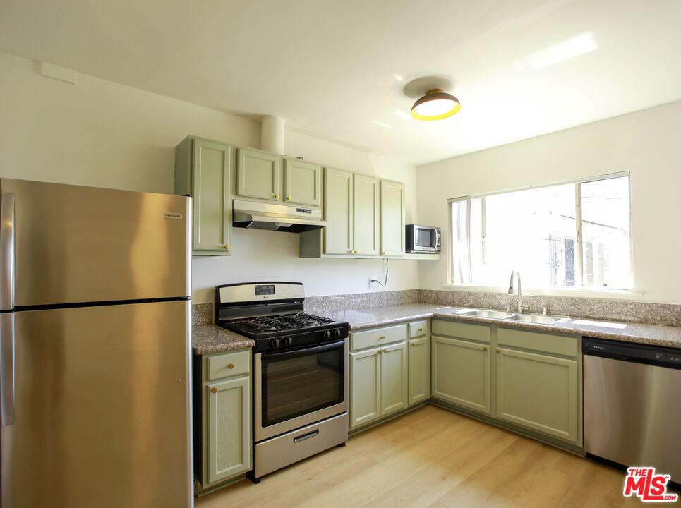 1323 South Ridgeley Drive, Unit 5 Los Angeles, CA 90019 - Photo 3 of 13