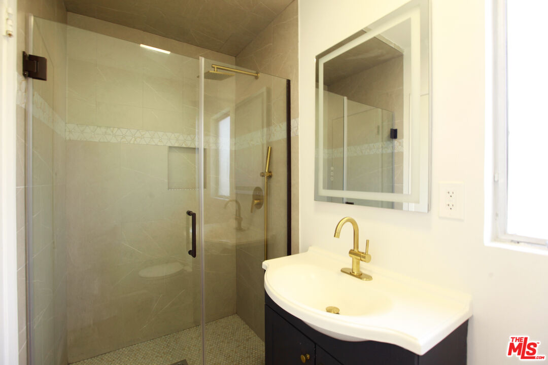 1323 South Ridgeley Drive, Unit 5 Los Angeles, CA 90019 - Photo 8 of 13