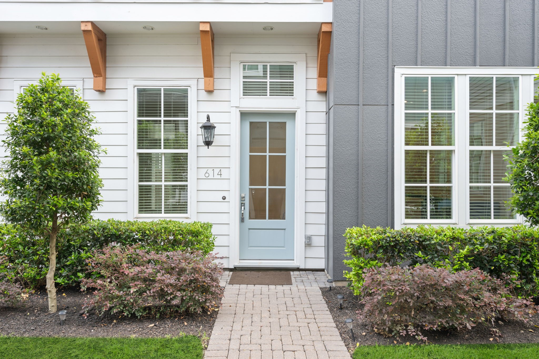614 Delmar Street Houston, TX 77023 - Photo 4 of 36 a front view of a building with a garden