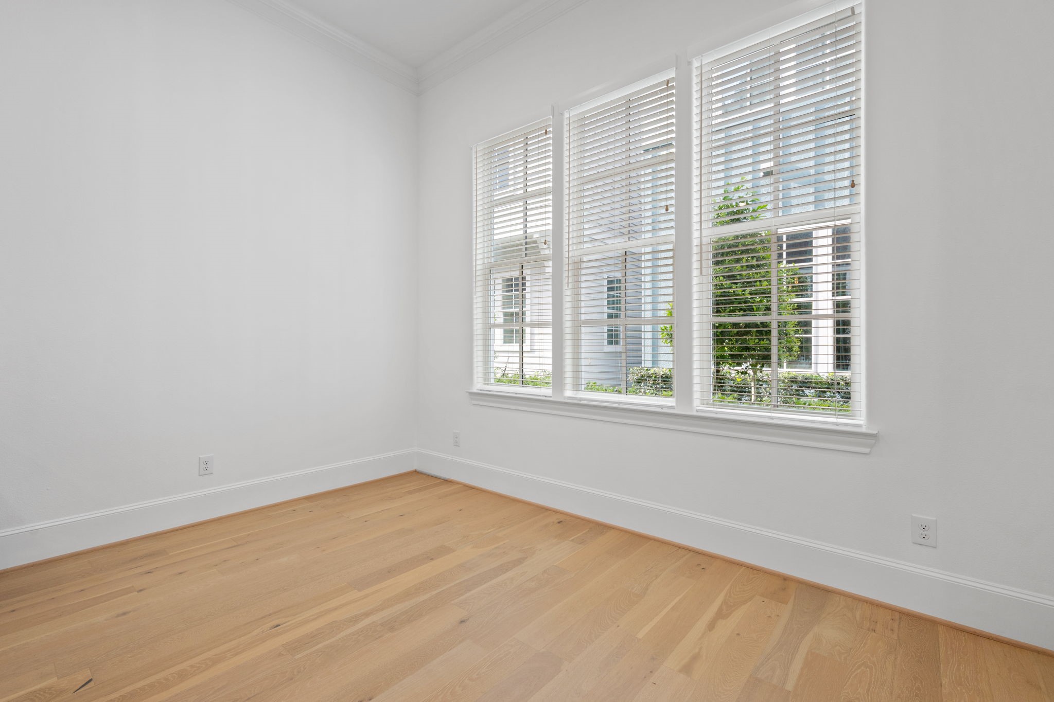 614 Delmar Street Houston, TX 77023 - Photo 10 of 36 an empty room with a window