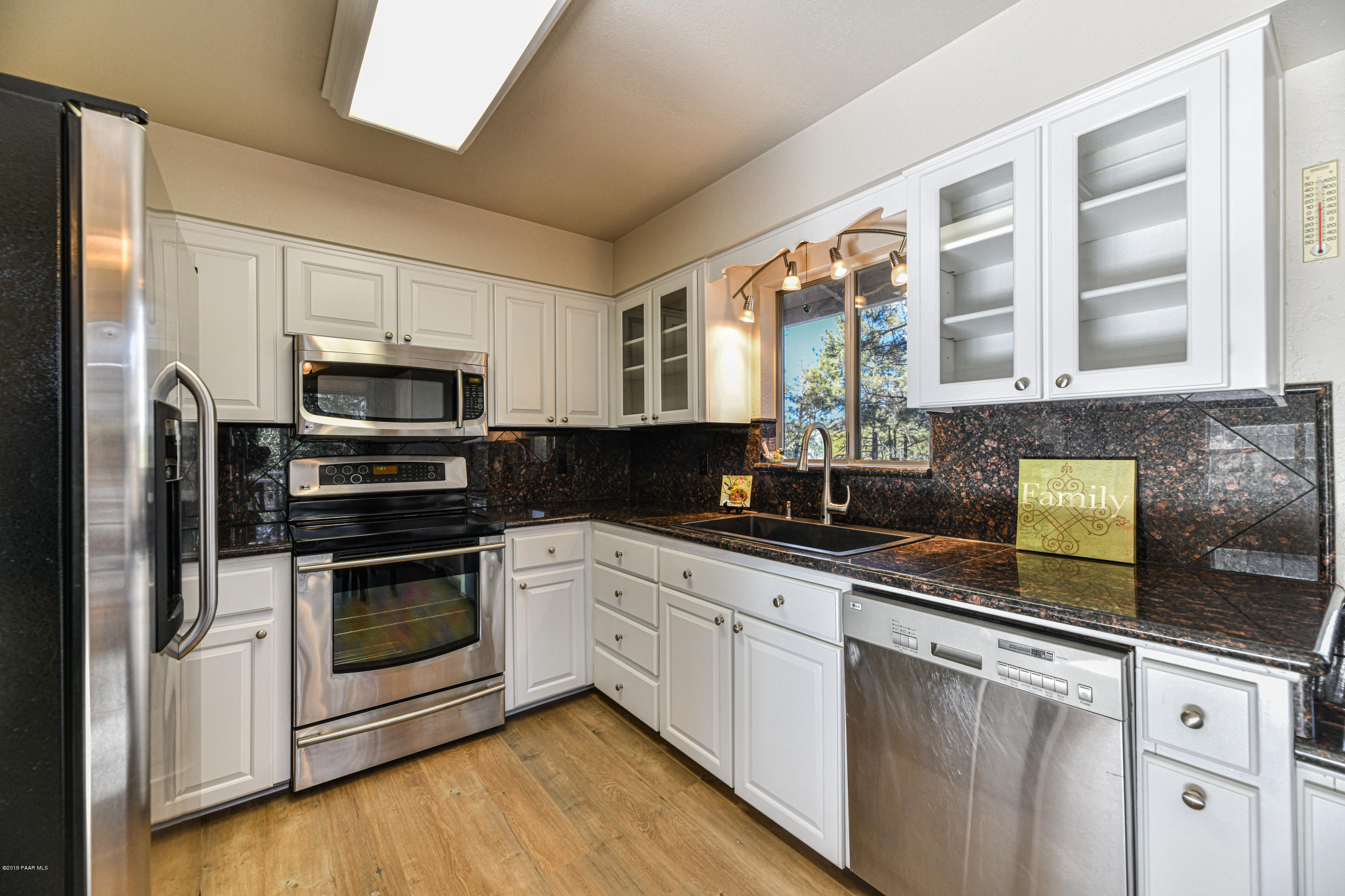 916 Sundown Road Prescott, AZ 86303 - Photo 12 of 30 Fresh white kitchen
