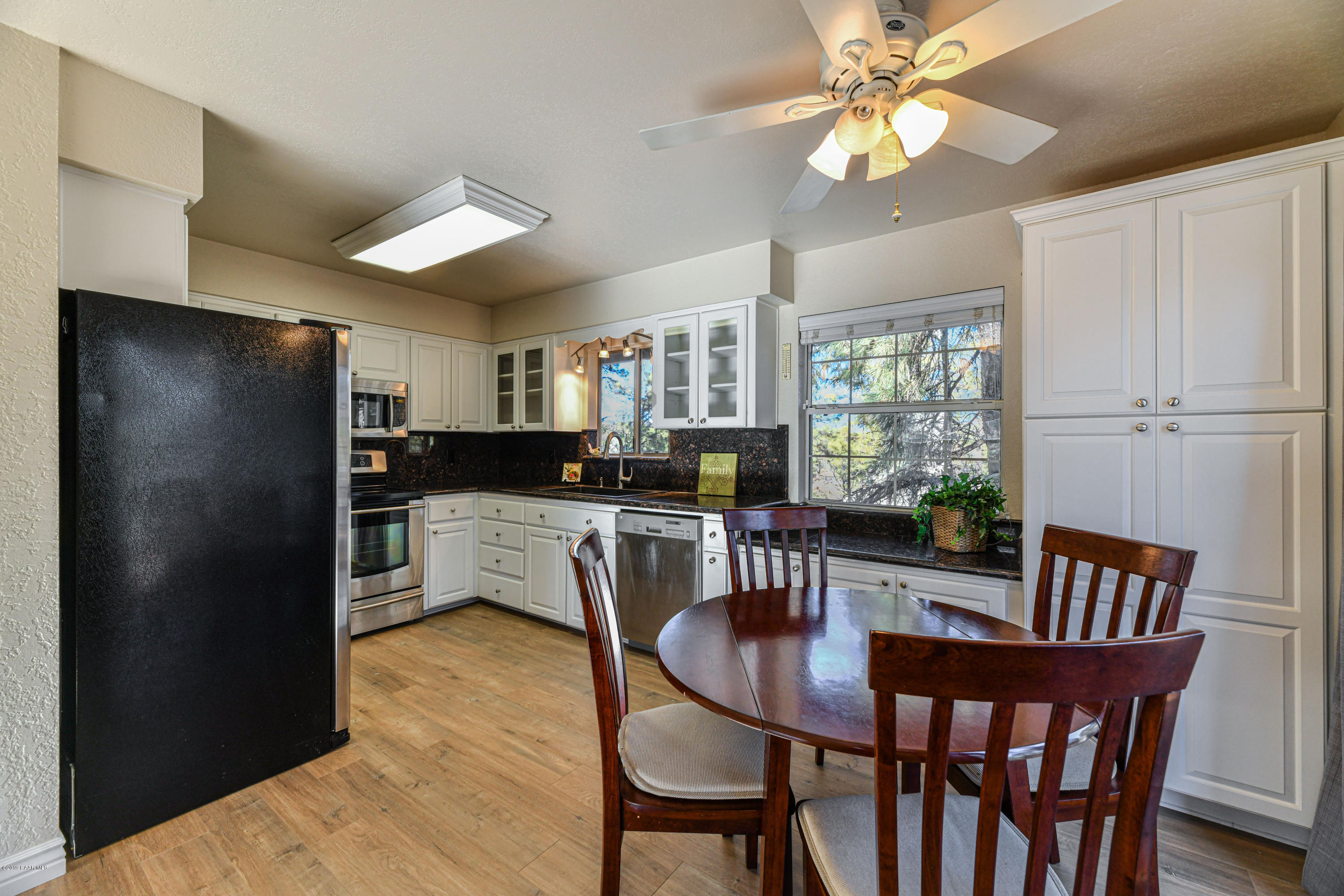 916 Sundown Road Prescott, AZ 86303 - Photo 15 of 30 Kitchen and dining