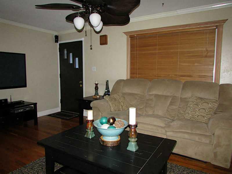 367 Moon Clinton Road Coraopolis, PA 15108 - Photo 3 of 12 Living Room. View Number 2