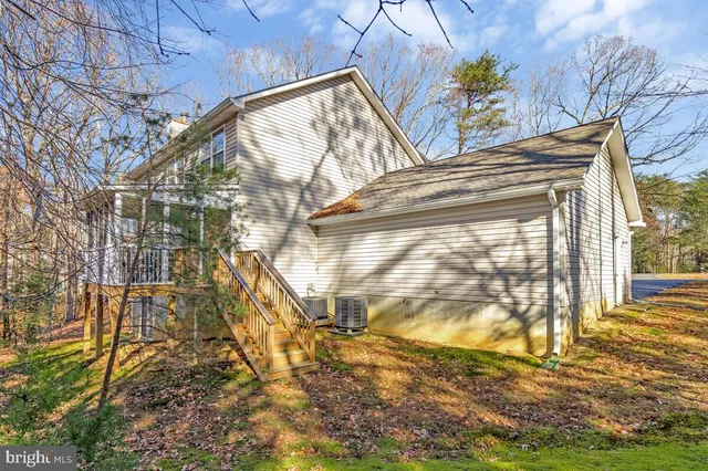 a view of back yard of the house