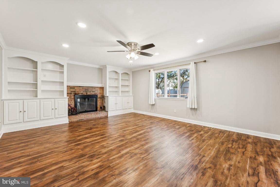628 Chatham Road Somerdale, NJ 08083 - Photo 11 of 25 Spacious family room with beautiful built-ins!