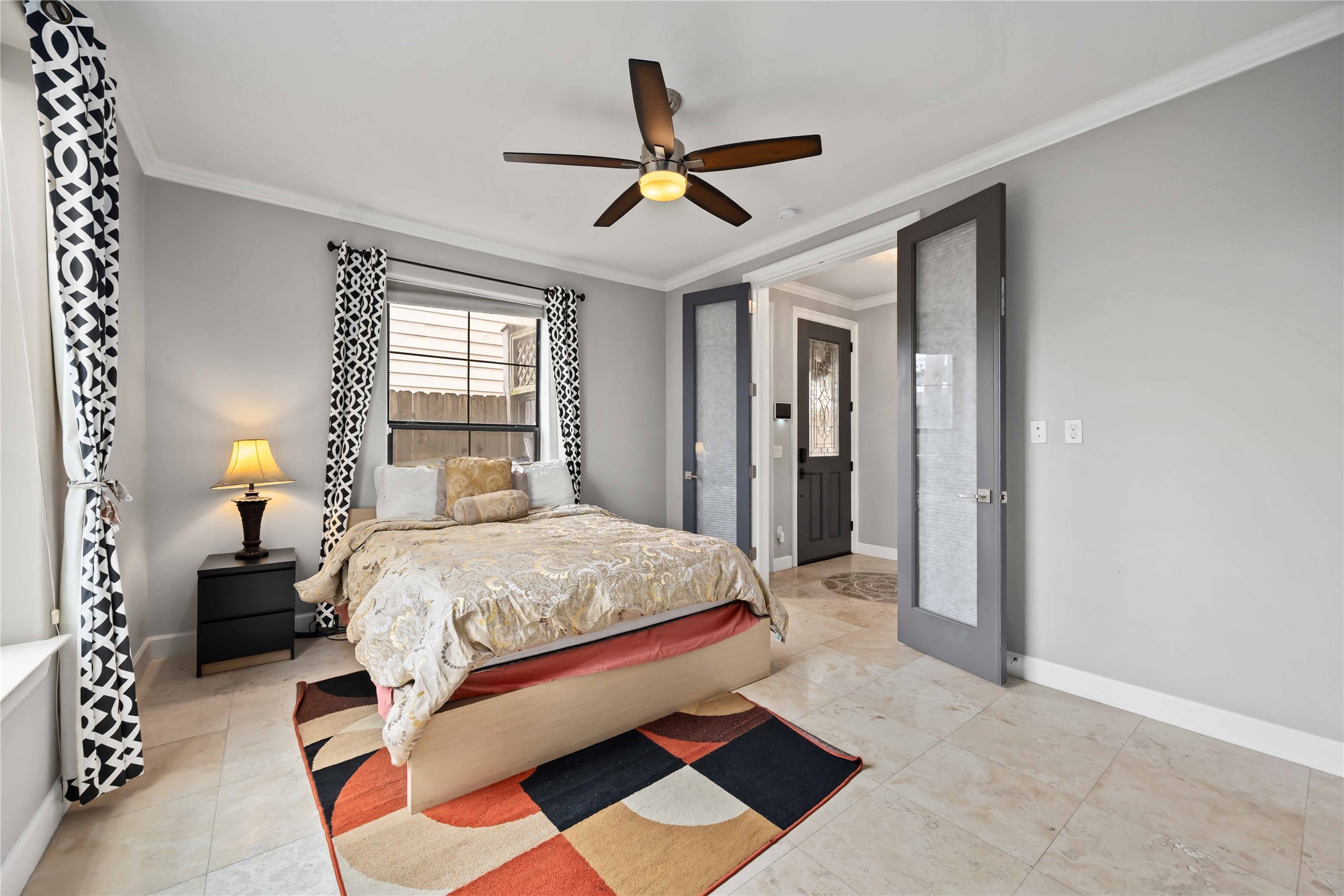 328 Bomar Street Houston, TX 77006 - Photo 5 of 25 First floor bedroom
