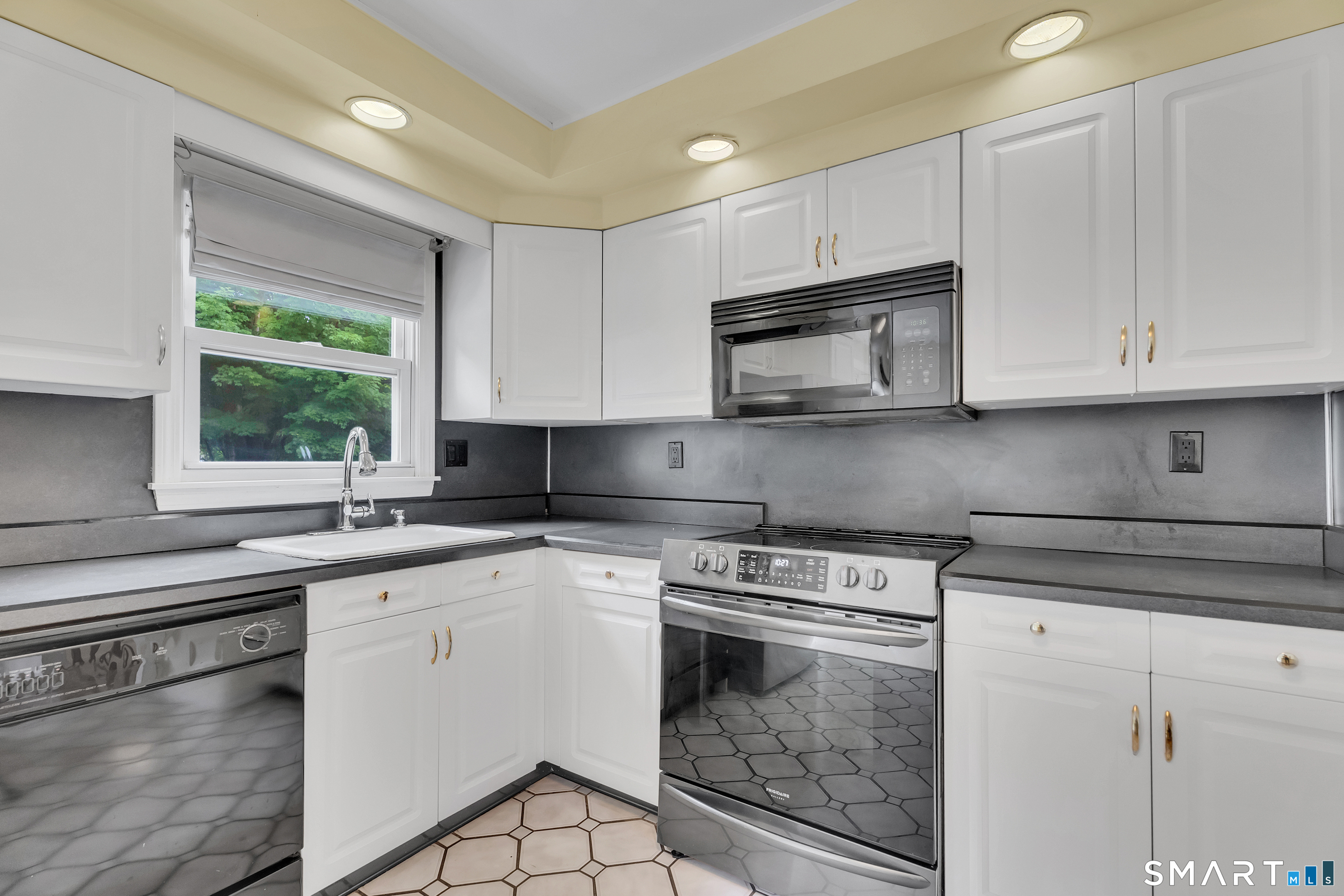 1144 Long Hill Road Guilford, CT 06437 - Photo 10 of 40