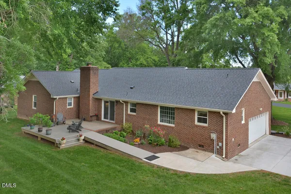 a view of a house with backyard and garden