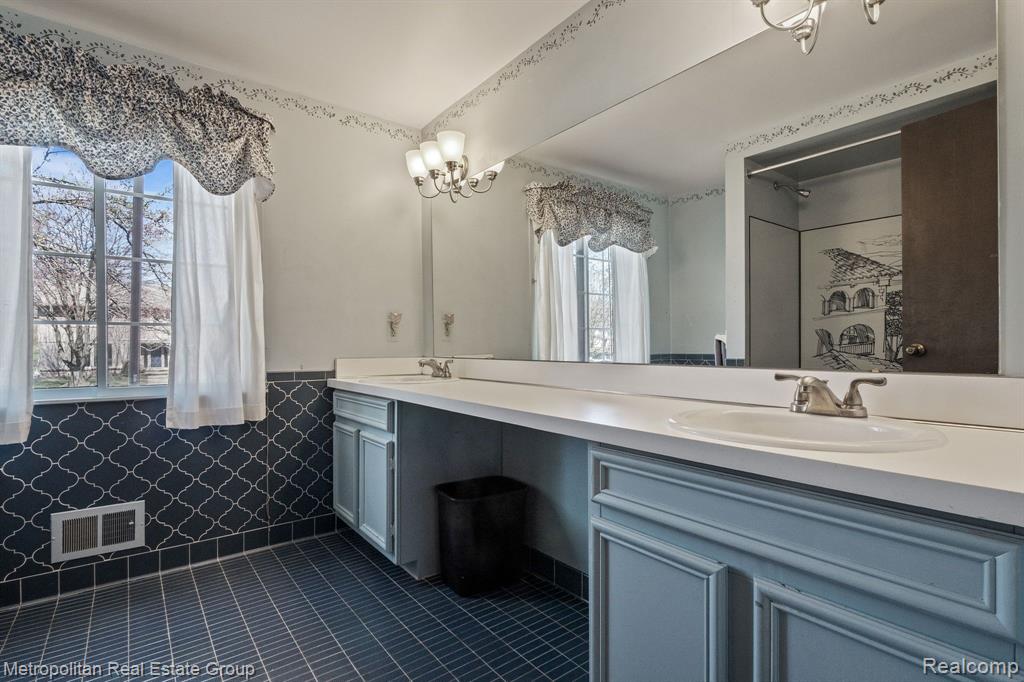 29607 High Valley Road Farmington Hills, MI 48331 - Photo 18 of 27