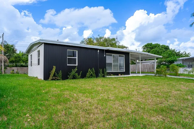 a view of a house with backyard and garden
