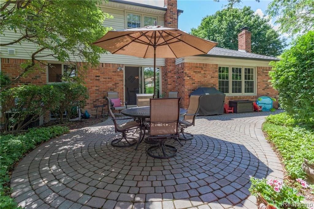 338 Lake Forest Road Rochester Hills, MI 48309 - Photo 3 of 28