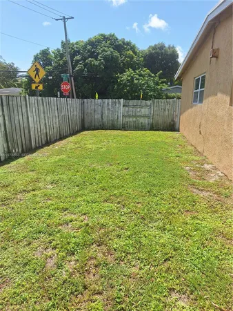 a view of a backyard