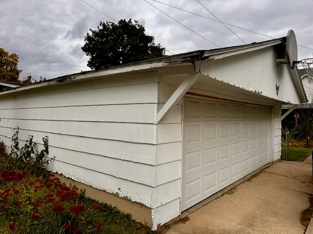 a view of a backyard