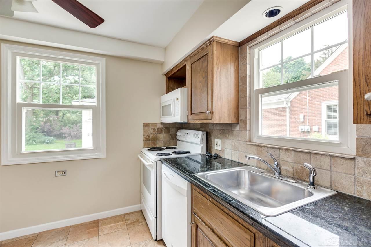 993 Hawthorne Road Grosse Pointe, MI 48236 - Photo 14 of 29 31323353-13.JPG