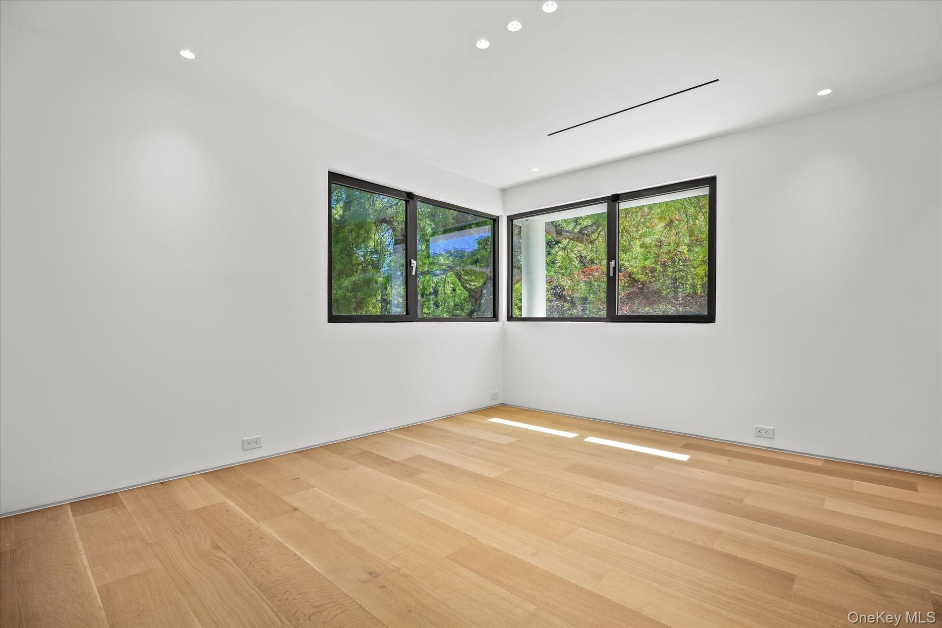 1 Foxwood Road Great Neck, NY 11024 - Photo 35 of 49