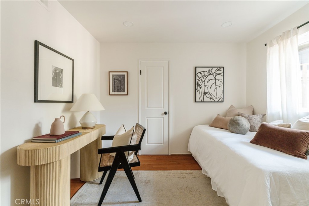 246 Alpine Street, Unit 5 Pasadena, CA 91106 - Photo 21 of 26 a bedroom with a bed and a table