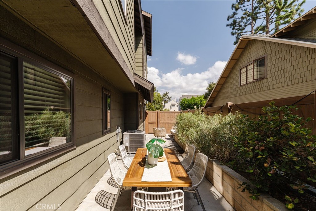 246 Alpine Street, Unit 5 Pasadena, CA 91106 - Photo 24 of 26 a view of a patio with table and chairs and potted plants