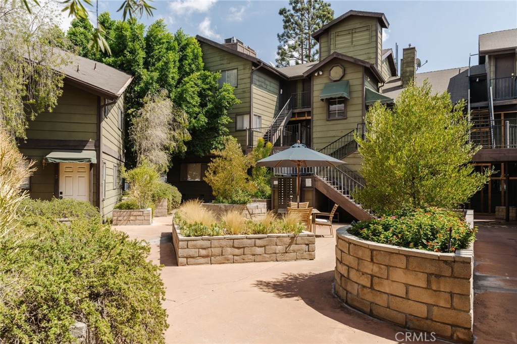 246 Alpine Street, Unit 5 Pasadena, CA 91106 - Photo 25 of 26 front view of a house with a yard