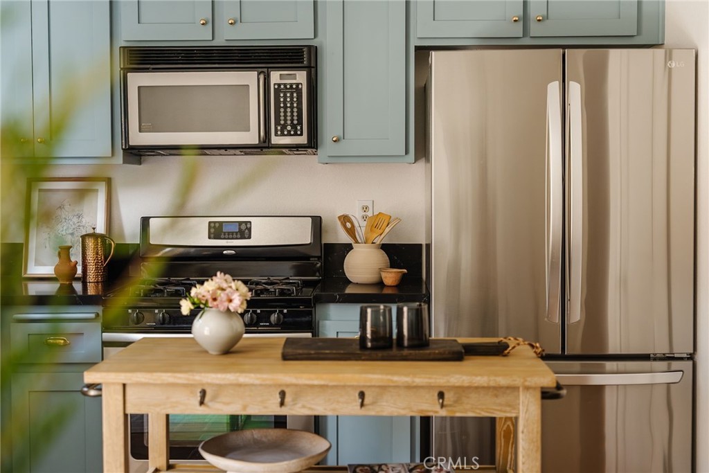 246 Alpine Street, Unit 5 Pasadena, CA 91106 - Photo 3 of 26 a kitchen with a sink and cabinets