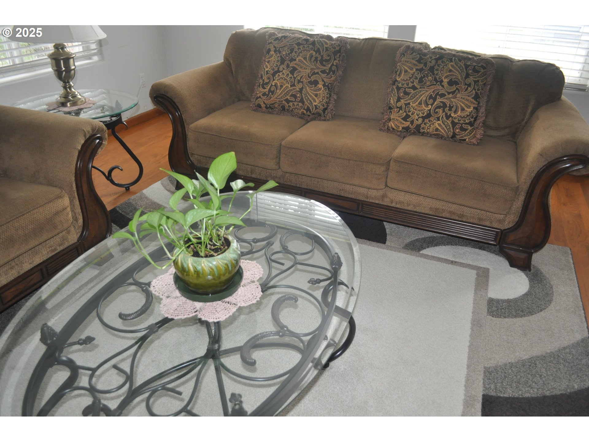 4215 Mt Reuben Road Glendale, OR 97442 - Photo 15 of 40 a living room with furniture and a potted plant