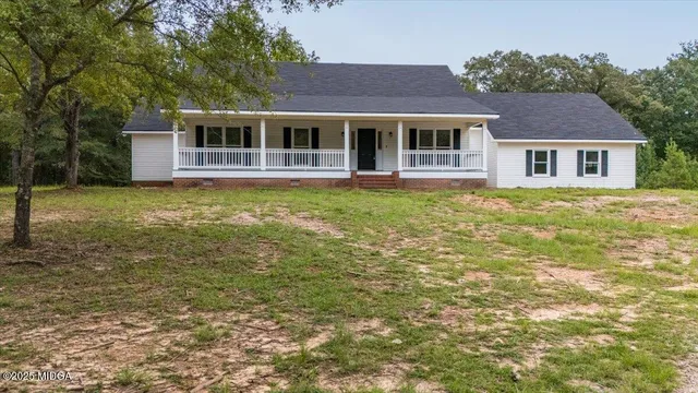 a view of a house with a backyard