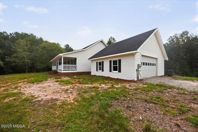 a view of a house with backyard and garden