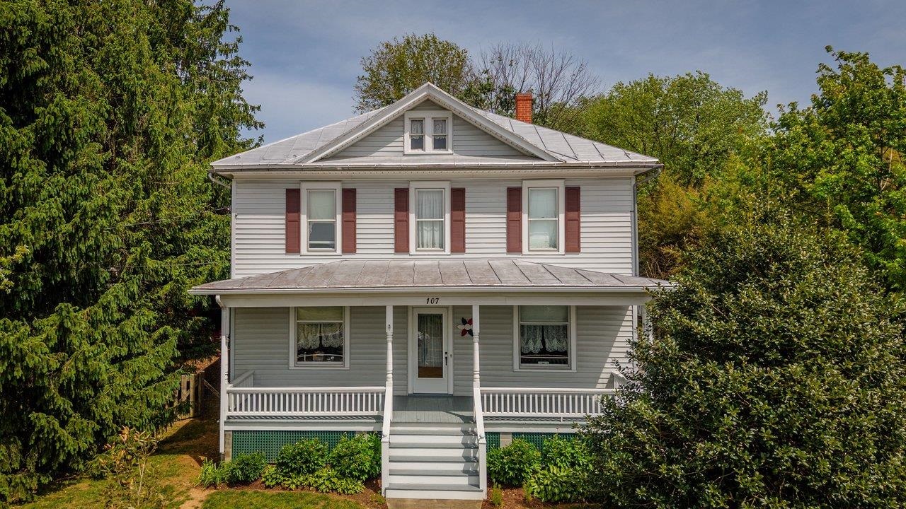 107 Timber Way Broadway, VA 22815 - Photo 2 of 73 a front view of a house with a yard