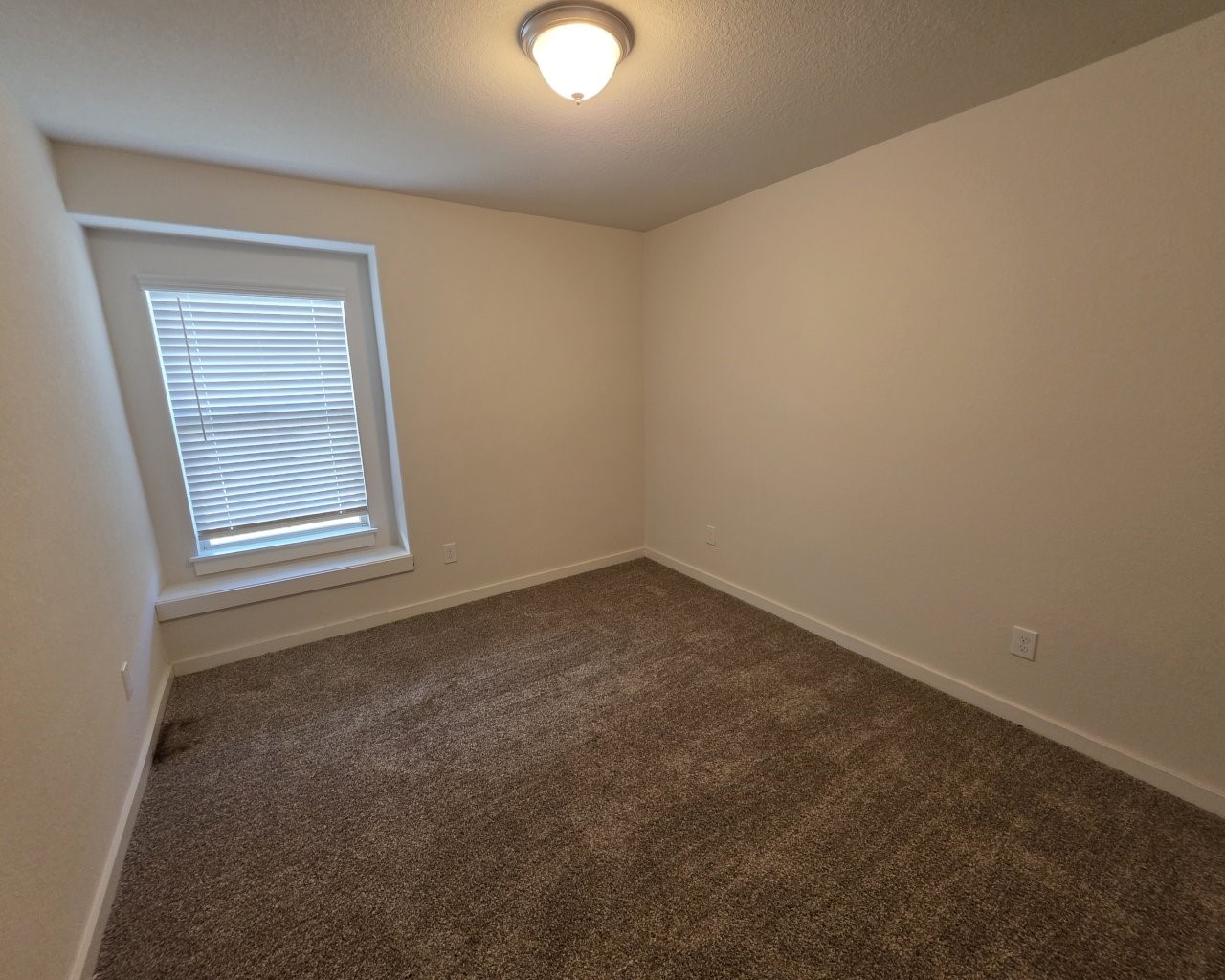 6807 Bardsdale Court Rosharon, TX 77583 - Photo 12 of 20 an empty room with a window