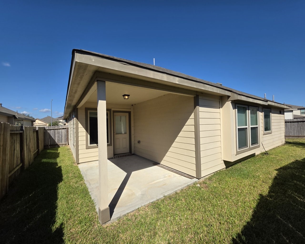 6807 Bardsdale Court Rosharon, TX 77583 - Photo 15 of 20 a view of a house with a backyard