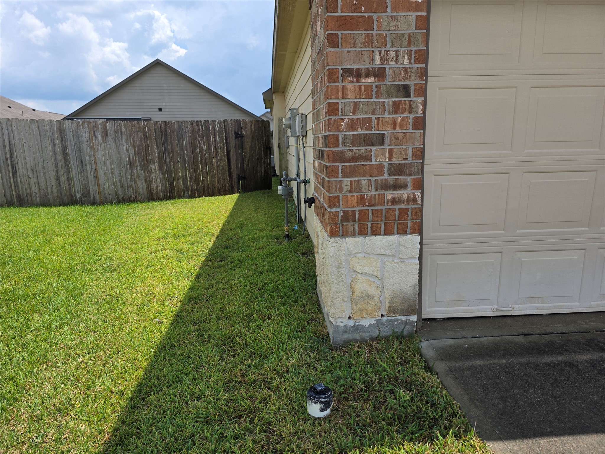 6807 Bardsdale Court Rosharon, TX 77583 - Photo 18 of 20 a view of a backyard