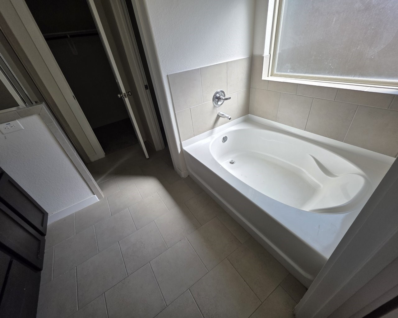 6807 Bardsdale Court Rosharon, TX 77583 - Photo 9 of 20 a bathroom with a sink and a bathtub