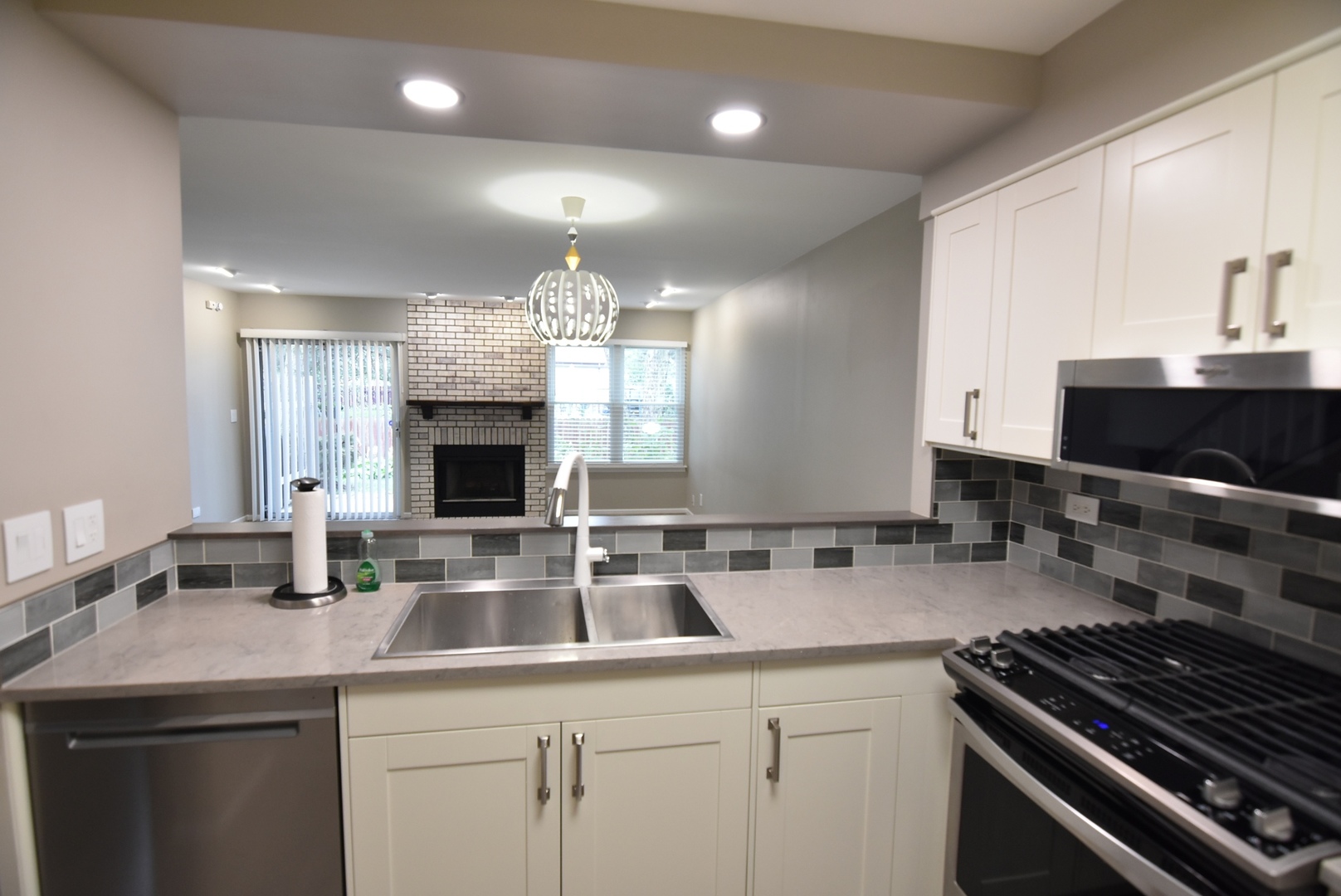 1285 Coldspring Road Carol Stream, IL 60188 - Photo 6 of 35 Gallery Image 6