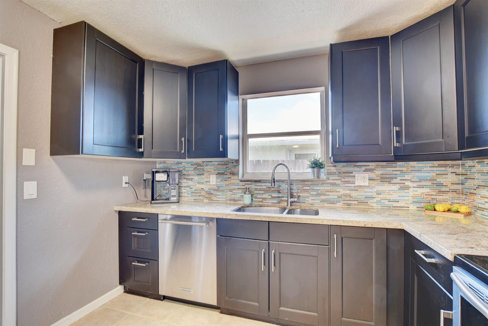 4670 Betelnut Street Boca Raton, FL 33428 - Photo 9 of 36 28_ebf_9703and4more