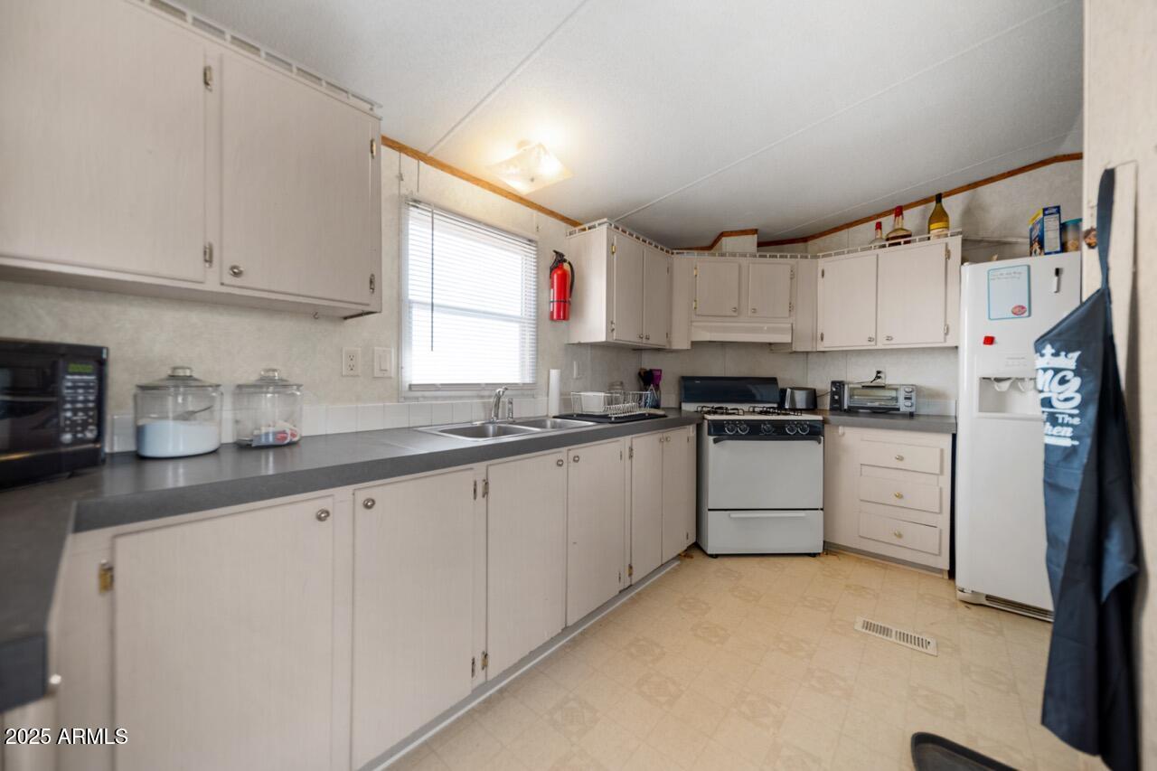 22 Ranch Road Concho, AZ 85924 - Photo 12 of 36 Kitchen