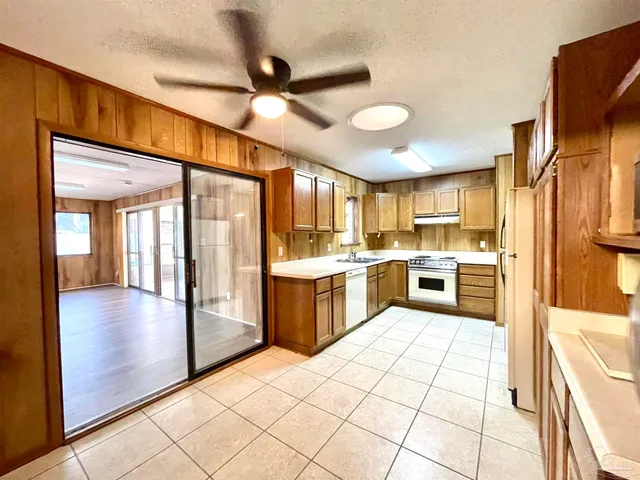 a view of a storage & utility room with washer and dryer