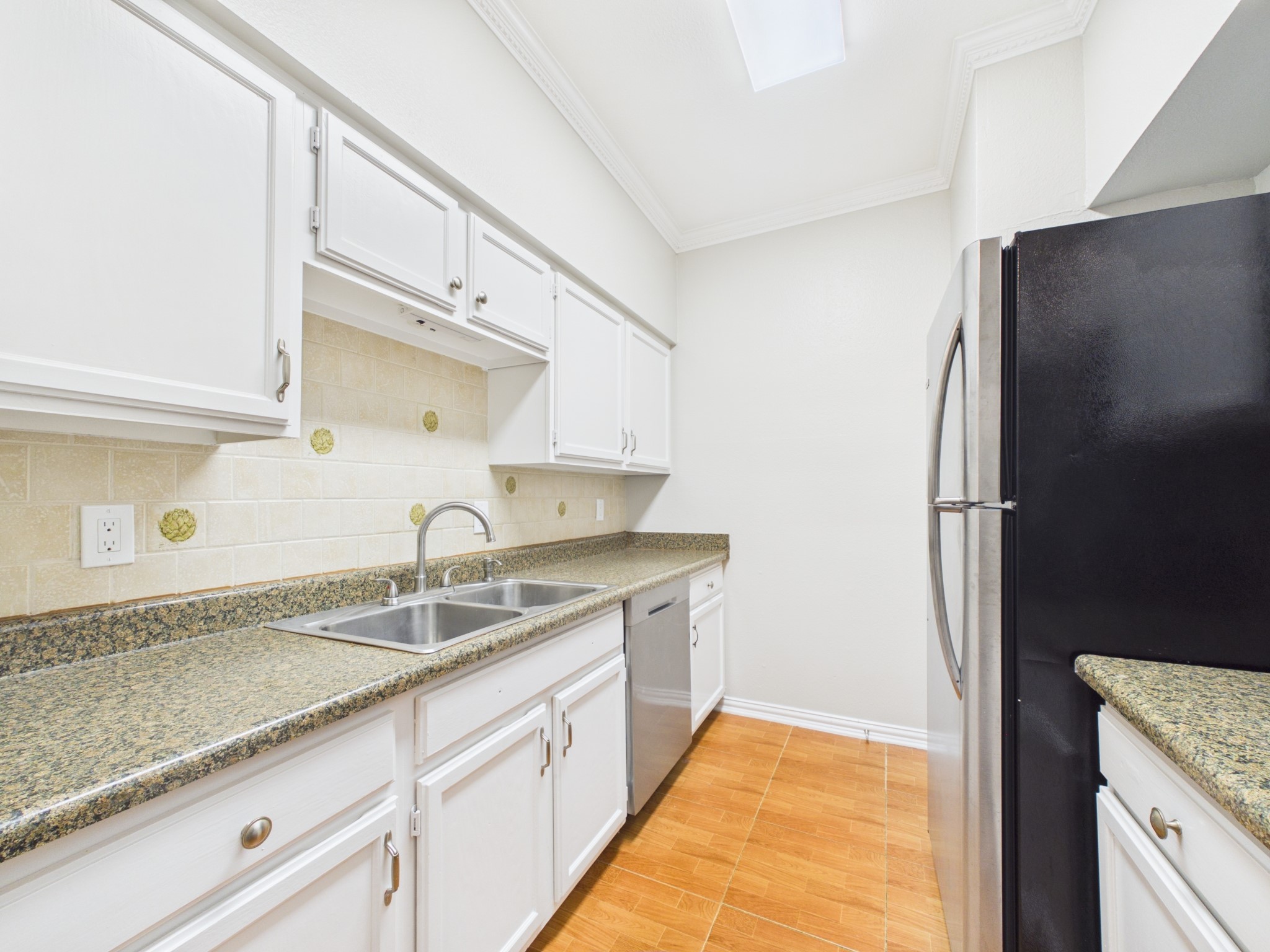 4001 Tanglewilde Street, Unit 709 Houston, TX 77063 - Photo 6 of 23 Bright kitchen with convenient layout and storage
