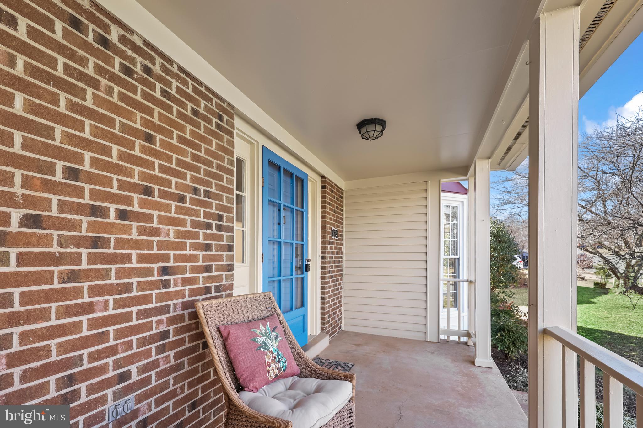 189 Heather Glen Road Sterling, VA 20165 - Photo 3 of 5 a balcony with chairs and a potted plant