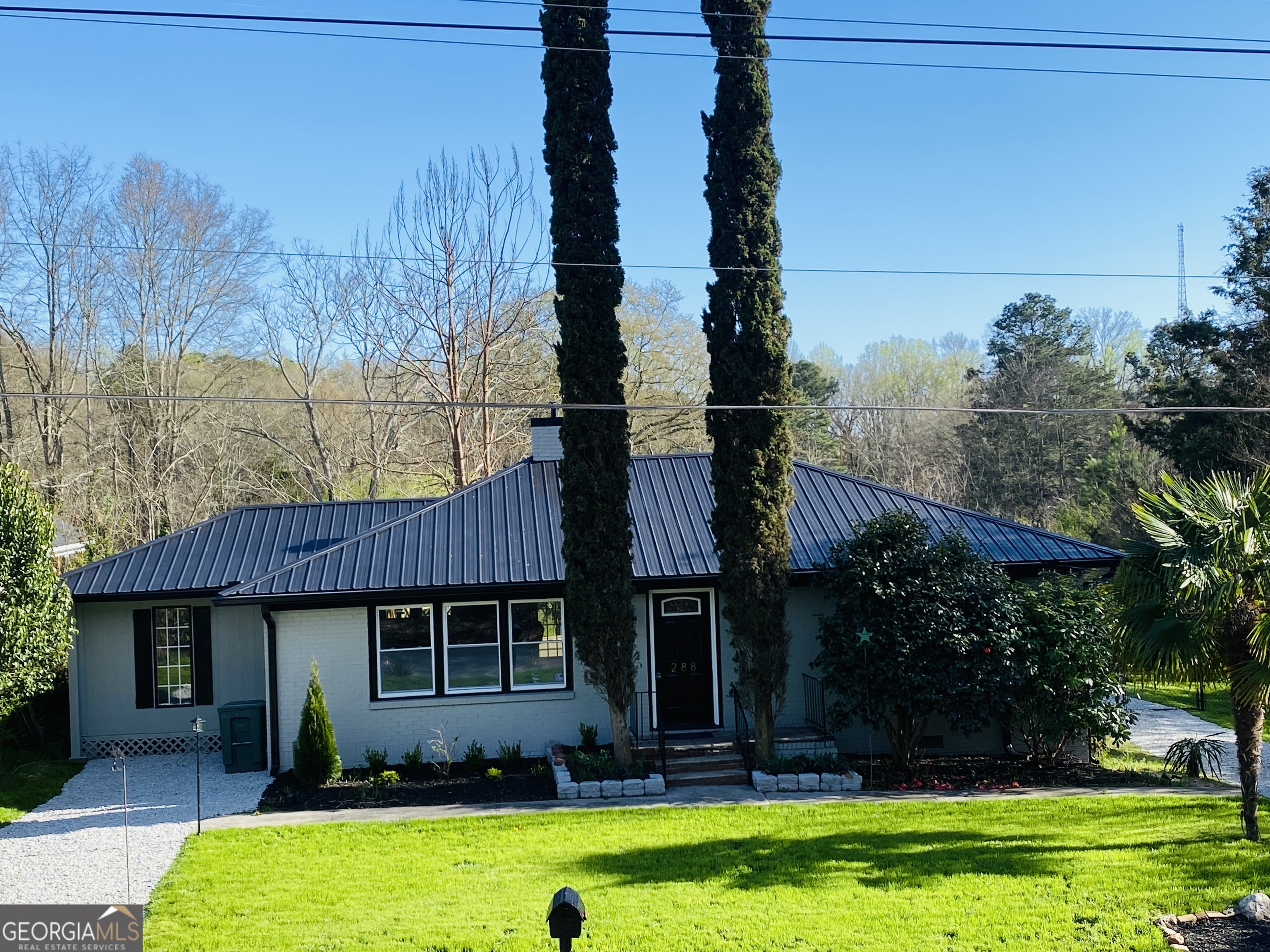 288 Davis Avenue Toccoa, GA 30577 - Photo 6 of 36 a front view of a house with garden