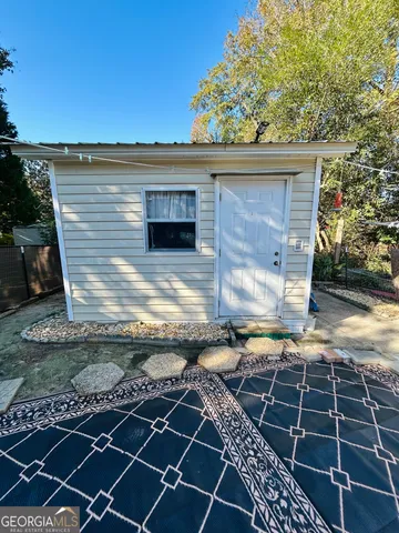 a view of a backyard