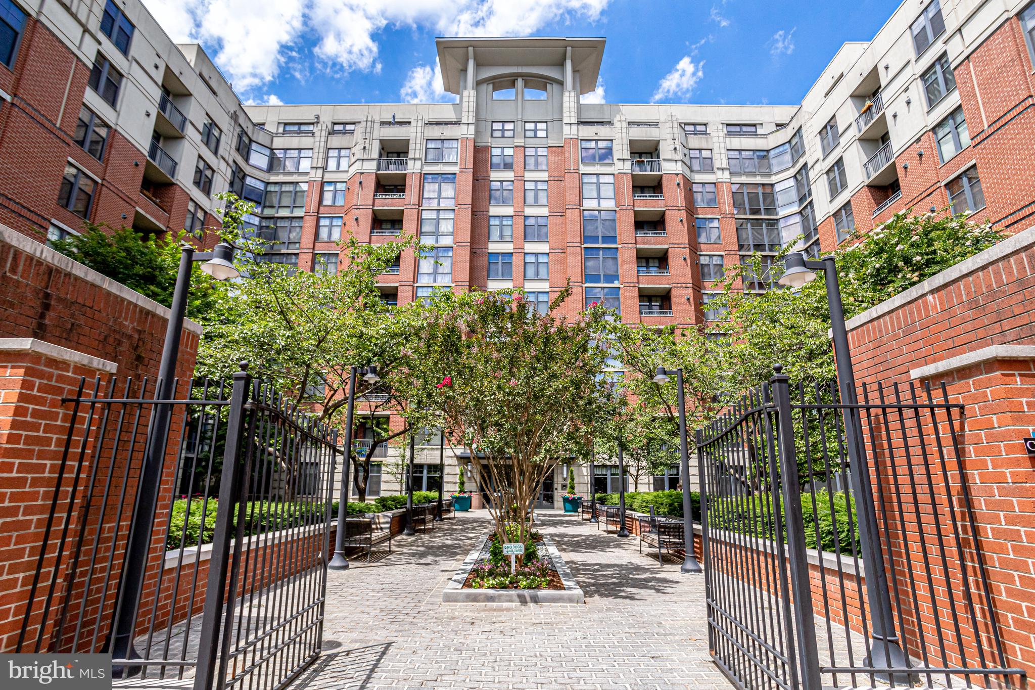 1021 North Garfield Street, Unit 914 Arlington, VA 22201 - Photo 48 of 63 Courtyard