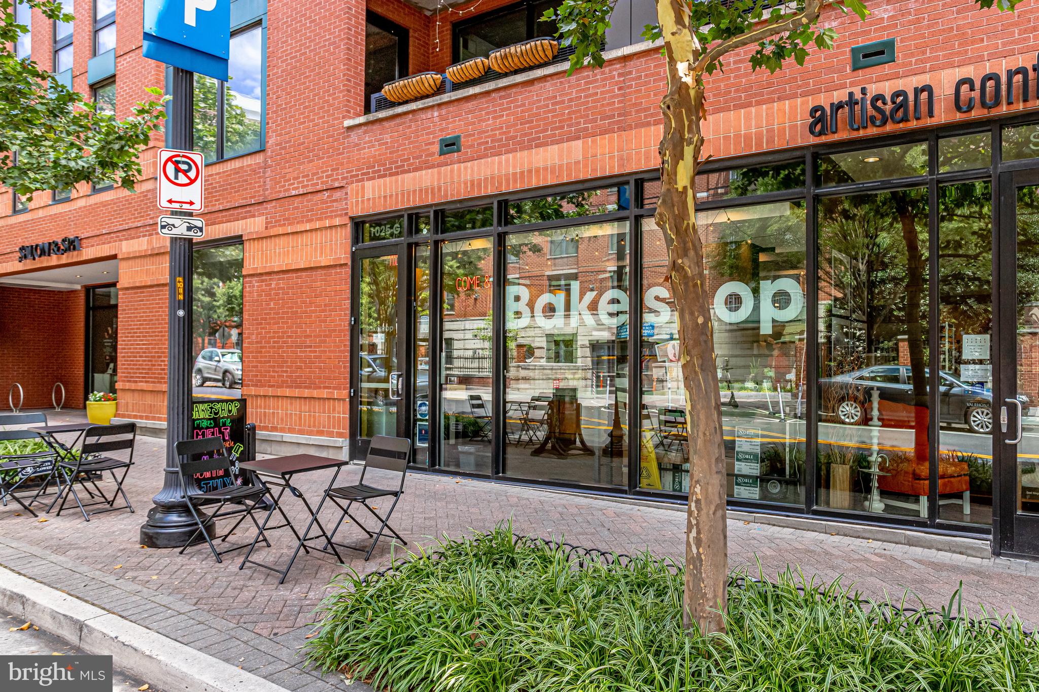 1021 North Garfield Street, Unit 914 Arlington, VA 22201 - Photo 56 of 63 a view of a building with a porch