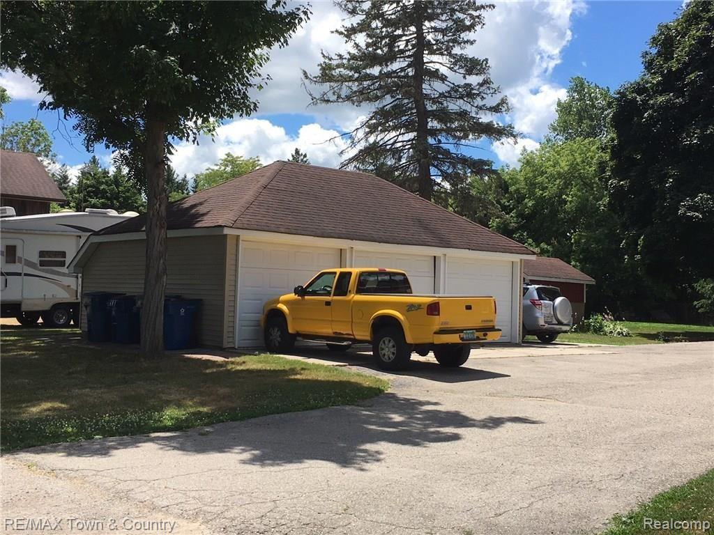 9009 Beecher Road Flushing, MI 48433 - Photo 3 of 10