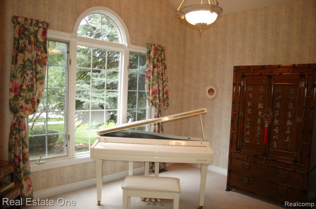 1409 Tulberry Circle Rochester, MI 48306 - Photo 10 of 29 LIBRARY.jpg