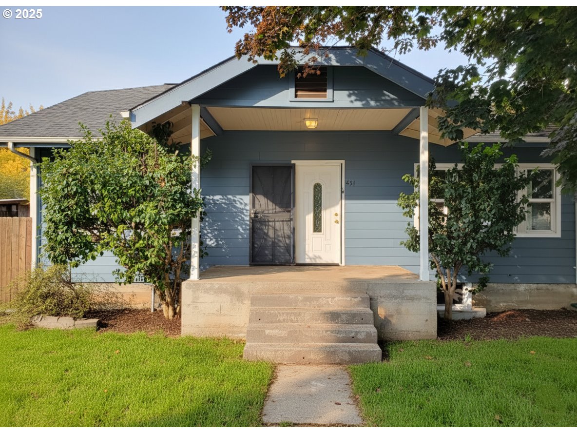 431 Southwest 3rd Avenue Canby, OR 97013 - Photo 1 of 14 a front view of a house with a yard