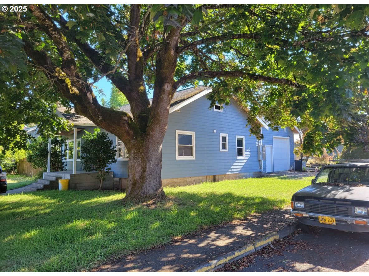 431 Southwest 3rd Avenue Canby, OR 97013 - Photo 3 of 14 a front view of a house with garden