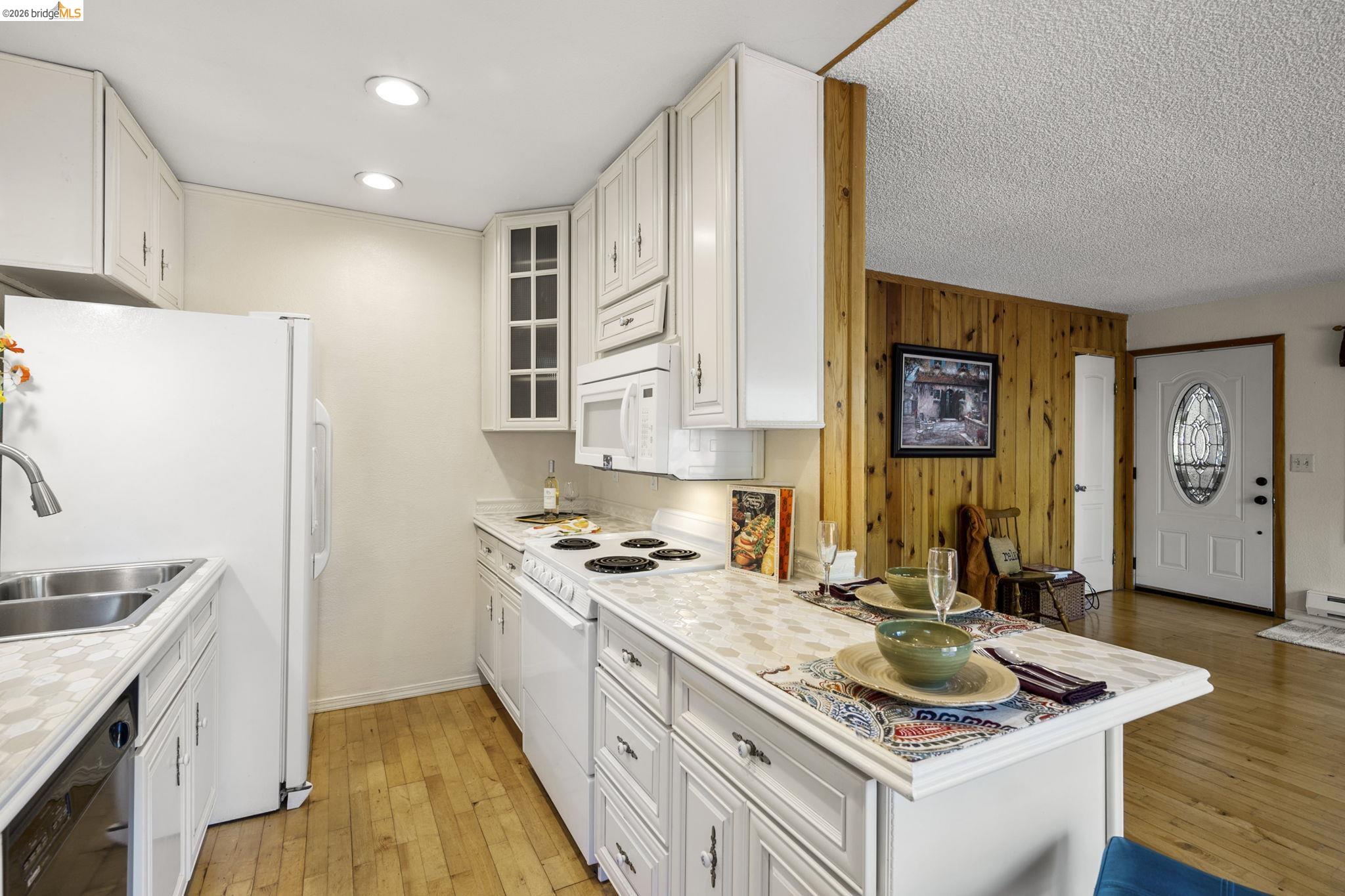 21931 Glenwood Road Sonora, CA 95370 - Photo 18 of 42 a kitchen with stainless steel appliances granite countertop a stove a sink and a refrigerator
