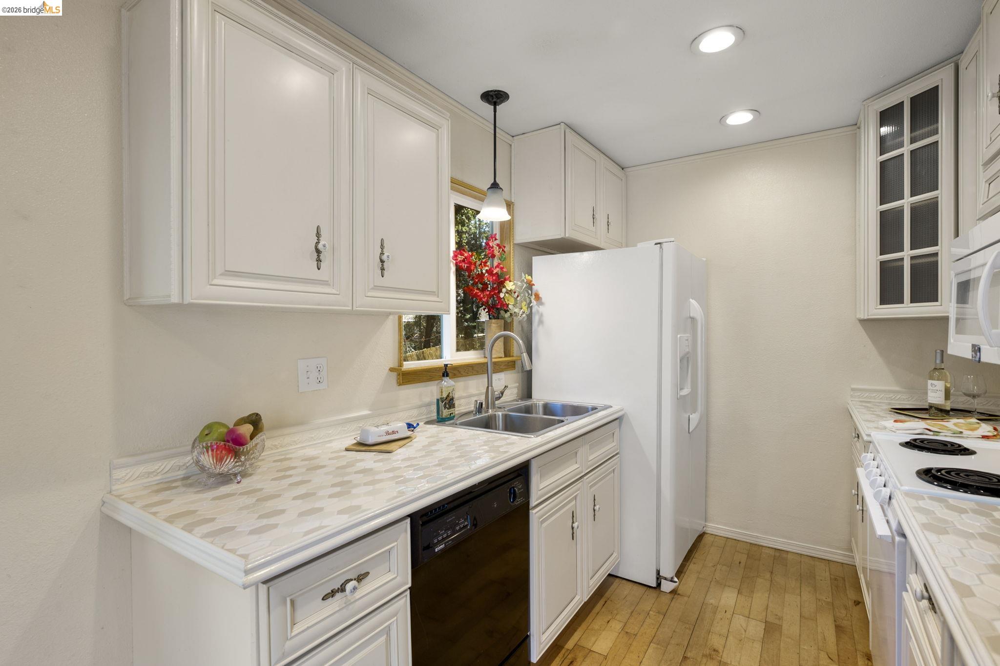 21931 Glenwood Road Sonora, CA 95370 - Photo 19 of 42 a kitchen with stainless steel appliances granite countertop a sink stove and refrigerator