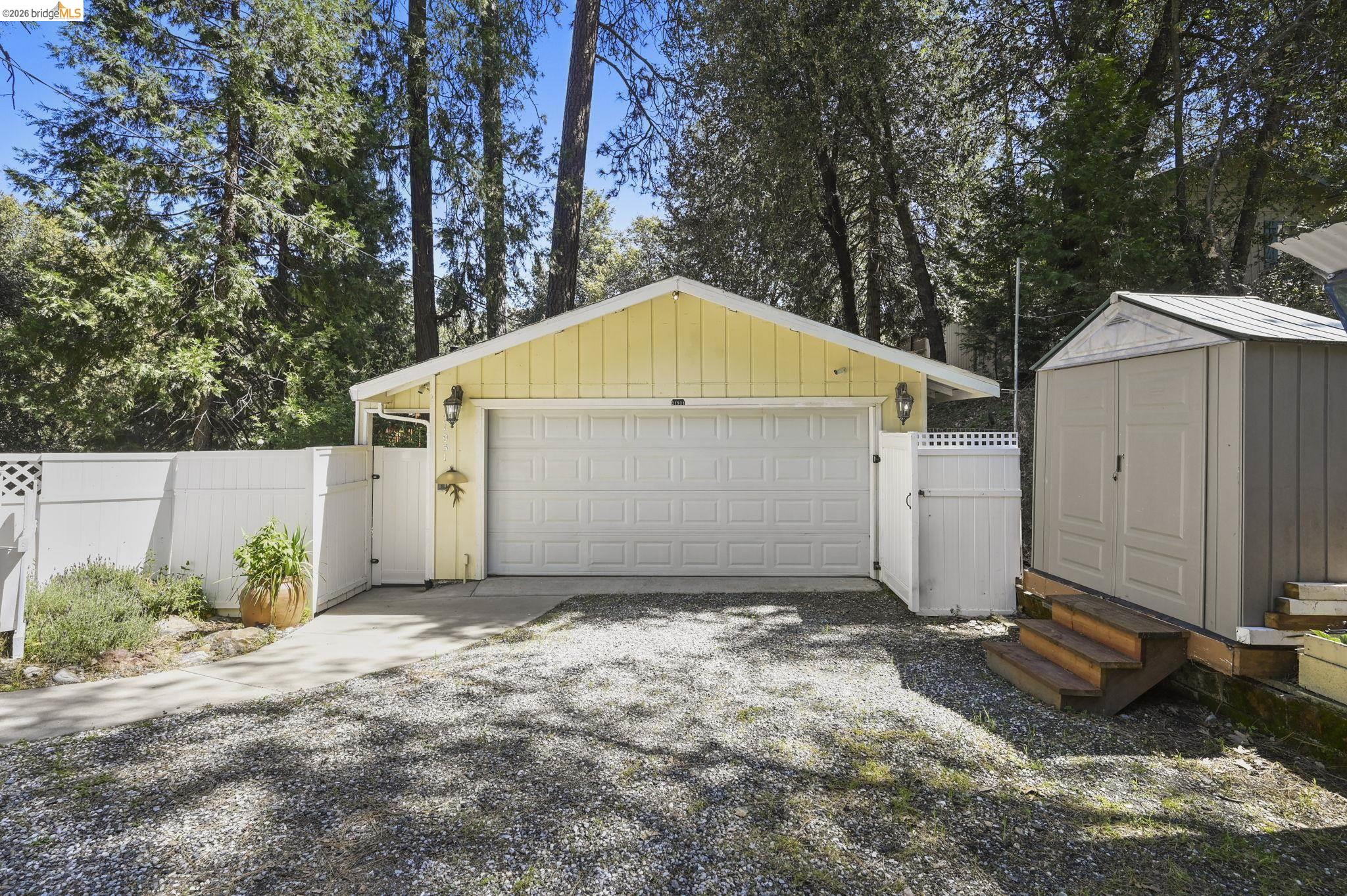21931 Glenwood Road Sonora, CA 95370 - Photo 2 of 42 a view of a backyard of the house