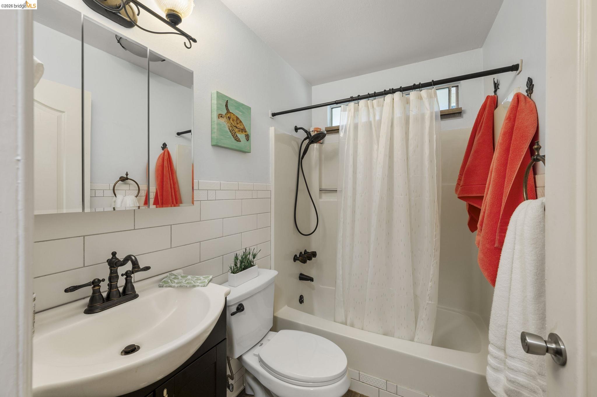 21931 Glenwood Road Sonora, CA 95370 - Photo 24 of 42 a bathroom with a sink toilet and shower