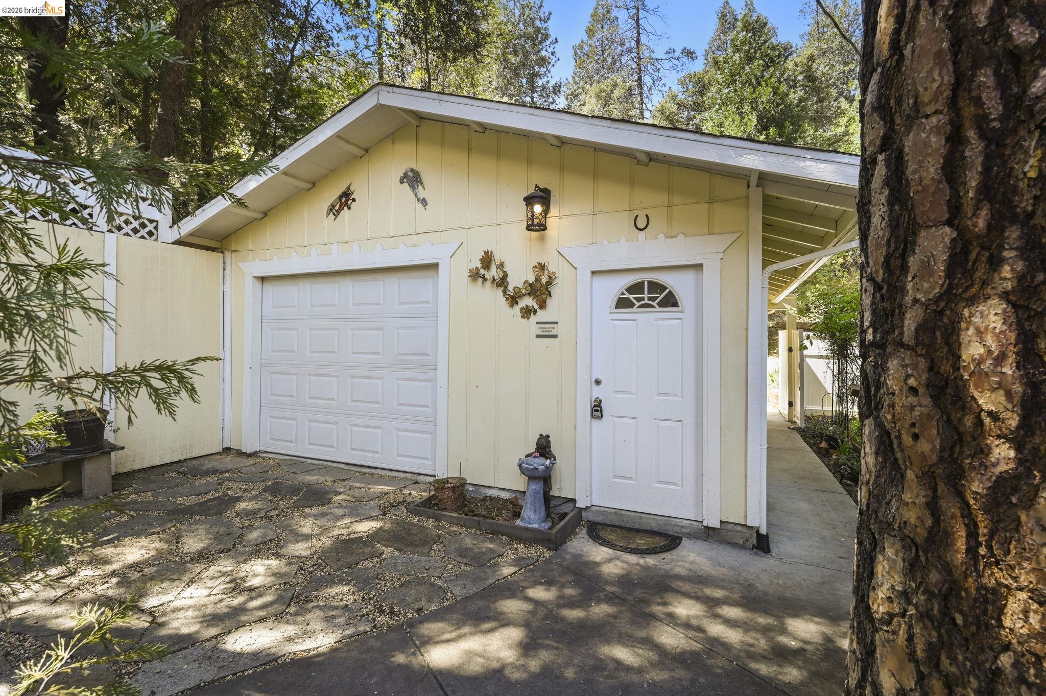 21931 Glenwood Road Sonora, CA 95370 - Photo 3 of 42 a front view of a house with a yard